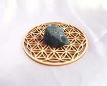 Charger l'image dans la galerie, Pierre brute d’agate mousse posée sur une fleur de vie en bois pour purifier ses énergies.