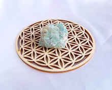 Charger l'image dans la galerie, Amazonite brute posée sur une fleur de vie pour harmoniser les émotions.