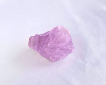Charger l'image dans la galerie, Pierre brute d’améthyste, parfaite pour apaiser l’esprit et favoriser la méditation.