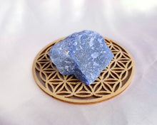 Charger l'image dans la galerie, Aventurine bleue sur fleur de vie pour équilibrer le chakra de la gorge.