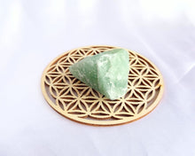 Charger l'image dans la galerie, Aventurine verte sur fleur de vie, pour purifier et dynamiser l’énergie du cœur.