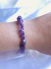 Charger l'image dans la galerie, Bracelet baroque en Améthyste porté au poignet – Bijou en pierres naturelles pour cultiver la paix intérieure et la sagesse intuitive