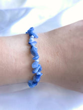 Charger l'image dans la galerie, Bracelet baroque en Aventurine Bleue porté au poignet – Bijou en pierres naturelles pour l’apaisement intérieur et la communication sereine