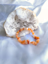 Charger l'image dans la galerie, Bracelet baroque en Aventurine Orange avec géode – Amplifie l’énergie, la joie et la créativité grâce aux pierres naturelles