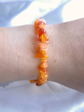 Charger l'image dans la galerie, Bracelet baroque en Cornaline porté au poignet – Bijou en pierres naturelles pour dynamiser l’énergie intérieure et la créativité