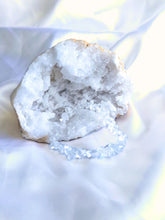 Charger l'image dans la galerie, Bracelet baroque en Cristal de Roche avec géode – Clarté, purification et harmonisation des énergies par les pierres naturelles