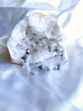 Charger l'image dans la galerie, Bracelet baroque en Tourmaline Noire avec géode – Bijou spirituel pour l’ancrage, la protection et la purification énergétique renforcée