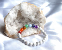 Charger l'image dans la galerie, bracelet-harmonie-sacree-7-chakras-howlite-geode-paix-interieure-confiance-equilibre