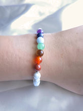 Charger l'image dans la galerie, bracelet-harmonie-sacree-7-chakras-howlite-paix-interieure-confiance-equilibre sur poignet
