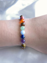 Charger l'image dans la galerie, bracelet-harmonie-sacree-7-chakras-oeil-de-tigre-protection-confiance-pouvoir-interieur sur poignet