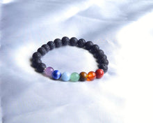 Charger l'image dans la galerie, bracelet-harmonie-sacree-7-chakras-pierre-de-lave-ancrage-force-interieure-protection