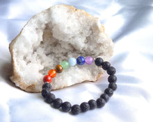 Charger l'image dans la galerie, bracelet-harmonie-sacree-7-chakras-pierre-de-lave-geode-ancrage-force-interieure-protection