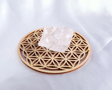 Charger l'image dans la galerie, Cristal de roche sur fleur de vie en bois, pour recharger et équilibrer les vibrations.