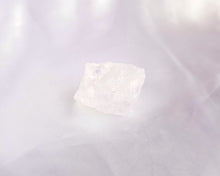 Charger l'image dans la galerie, Pierre brute de cristal de roche, amplificatrice d’énergie et de clarté mentale.
