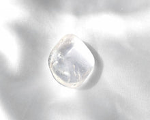 Charger l'image dans la galerie, Grand cristal roulé en cristal de roche naturel de 3 à 4 cm – pierre de clarté mentale, d’amplification énergétique et de purification, idéale pour méditer et harmoniser les énergies