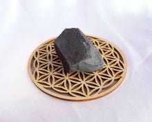 Charger l'image dans la galerie, Hématite brute sur fleur de vie, pour équilibrer les énergies et renforcer la force intérieure.