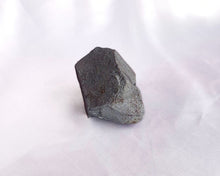 Charger l'image dans la galerie, Pierre brute d’hématite, connue pour son ancrage profond et sa vitalité