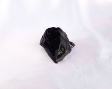 Charger l'image dans la galerie, Obsidienne brute, pierre de protection contre les énergies négatives.