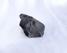 Charger l'image dans la galerie, Pierre brute d’onyx naturelle, reconnue pour sa force d’ancrage et sa protection