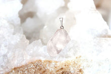 Charger l'image dans la galerie, Pendentif en cristal de roche naturel – Collection Thalia