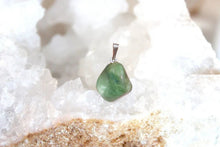 Charger l'image dans la galerie, Pendentif en fluorine naturelle – Collection Thalia