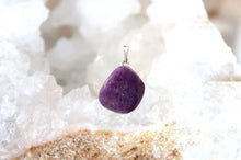 Charger l'image dans la galerie, Pendentif en lépidolite naturelle – Collection Thalia