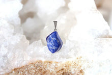 Charger l'image dans la galerie, Pendentif en sodalite naturelle – Collection Thalia