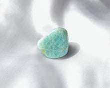 Charger l'image dans la galerie, Pierre roulée en amazonite naturelle de 3 à 5 cm – pierre douce et apaisante qui favorise la communication, la confiance en soi et l’équilibre émotionnel des chakras du cœur et de la gorge