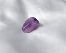 Charger l'image dans la galerie, Pierre roulée en améthyste naturelle de 2 à 3 cm – pierre de sagesse, de calme intérieur et de spiritualité, idéale pour l’intuition et la sérénité mentale