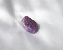 Charger l'image dans la galerie, Pierre roulée en améthyste rubanée naturelle de 2 à 3 cm – pierre de calme profond, d’intuition affinée et d’équilibre énergétique, idéale pour apaiser l’esprit et harmoniser les émotions