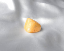 Charger l'image dans la galerie, Pierre roulée en calcite orange naturelle de 2 à 3 cm – pierre de vitalité, de joie et de créativité, idéale pour dynamiser l’énergie et stimuler la confiance en soi