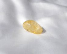 Charger l'image dans la galerie, Pierre roulée en citrine chauffée naturelle de 2 à 3 cm – pierre d’abondance, de confiance en soi et d’optimisme, idéale pour attirer la réussite et cultiver la joie intérieure
