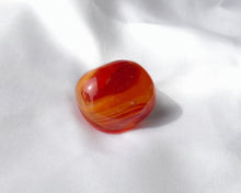 Charger l'image dans la galerie, Pierre roulée en cornaline naturelle de 2 à 3 cm – pierre d’énergie vitale, de créativité et de joie, idéale pour l’ancrage positif et l’estime de soi