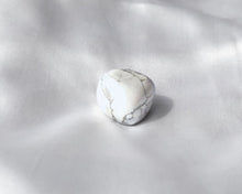 Charger l'image dans la galerie, Pierre roulée en howlite naturelle de 2 à 3 cm – pierre de calme intérieur, de clarté mentale et de patience, idéale pour apaiser les pensées et favoriser la sérénité