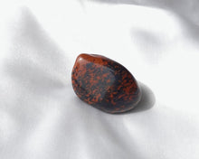 Charger l'image dans la galerie, Pierre roulée en obsidienne acajou naturelle de 2 à 3 cm – pierre d’ancrage, de protection et de renforcement émotionnel, liée au chakra racine