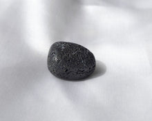 Charger l'image dans la galerie, Pierre roulée en pierre de lave naturelle de 2 à 3 cm – pierre d’ancrage, de force intérieure et de transformation, idéale pour le renouveau et la stabilité émotionnelle