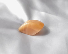 Charger l'image dans la galerie, Pierre roulée en pierre de lune naturelle de 2 à 3 cm – pierre de douceur, d’intuition fine et de renouveau, idéale pour équilibrer les émotions et renforcer la connexion avec soi-même