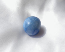 Charger l'image dans la galerie, Pierre roulée en quartz bleu naturel de 2 à 3 cm – pierre apaisante qui favorise la communication, la clarté mentale et l’harmonisation du chakra de la gorge