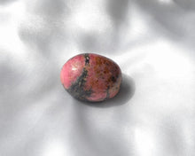 Charger l'image dans la galerie, Pierre roulée en rhodonite naturelle de 2 à 3 cm – pierre de guérison émotionnelle, idéale pour apaiser les blessures affectives, développer l’amour de soi et équilibrer le chakra du cœur