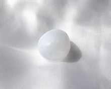 Charger l'image dans la galerie, Pierre roulée en sélénite blanche naturelle de 2 à 3 cm – pierre de purification, d’apaisement et de connexion spirituelle, associée au chakra couronne