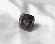 Charger l'image dans la galerie, Pierre roulée en shungite naturelle de 2 à 3 cm – pierre de protection contre les ondes négatives, de purification énergétique et de renforcement de l’énergie vitale