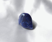 Charger l'image dans la galerie, Pierre roulée en sodalite naturelle de 2 à 3 cm – pierre de clarté mentale, de communication et d’intuition, idéale pour apaiser l’esprit et renforcer le chakra de la gorge
