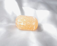 Charger l'image dans la galerie, Pierre roulée en sélénite orange naturelle de 2 à 3 cm – pierre de lumière douce, d’apaisement et d’harmonie énergétique, idéale pour purifier l’esprit et revitaliser le corps