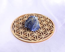 Charger l'image dans la galerie, Sodalite posée sur fleur de vie pour amplifier son effet sur l’intuition.