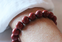 Charger l'image dans la galerie, Bracelet Jaspe Rouge – Vitalité Confiance en Soi porter