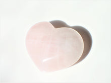 Charger l'image dans la galerie, coeur de pierre en quartz rose