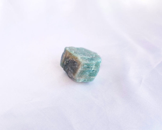 Pierre brute d’amazonite, symbole de paix intérieure et de lâcher-prise