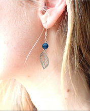 Charger l'image dans la galerie, Boucles d'oreilles Fleur Apatite argent – relaxation et communication
