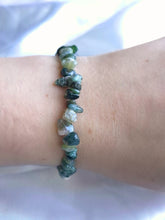 Charger l&#39;image dans la galerie, Bracelet baroque en Agate Mousse porté au poignet – Bijou en pierres naturelles pour retrouver paix intérieure et harmonie avec la nature
