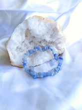 Charger l&#39;image dans la galerie, Bracelet baroque en Aventurine Bleue avec géode – Bijou énergétique favorisant le calme, la confiance et l’expression authentique
